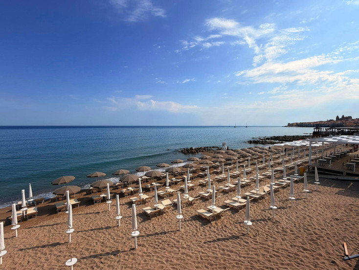 Plage aménagée en Sicile avec parasols et vue sur la mer Méditerranée