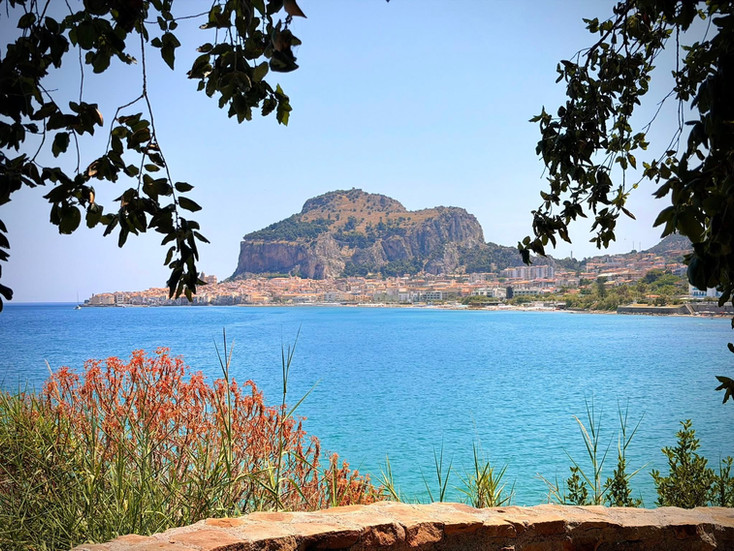 Vue sur la mer turquoise et la Rocca de Cefalù en Sicile