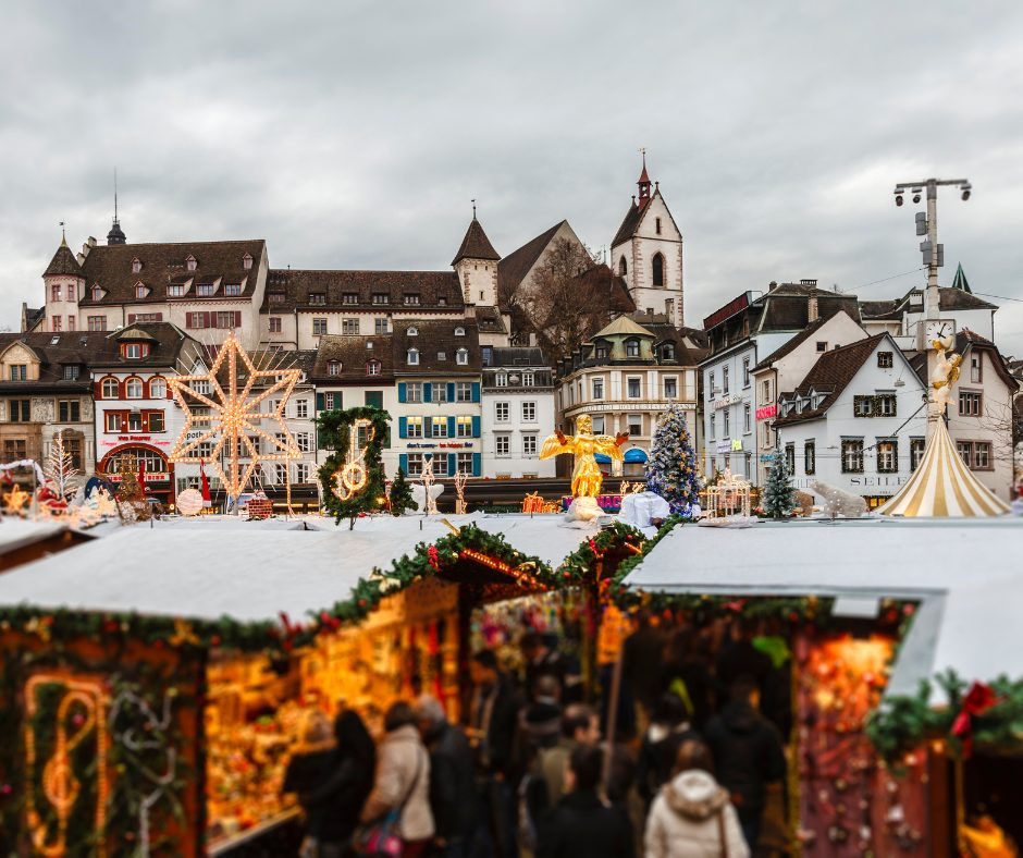 Marché de Noël à Bâle en Suisse avec chalets et décorations lumineuses