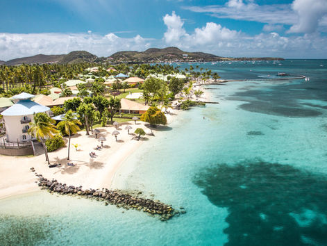 Vue aérienne du Club med Les Boucaniers en Martinique, avec plage, cocotiers et mer turquoise