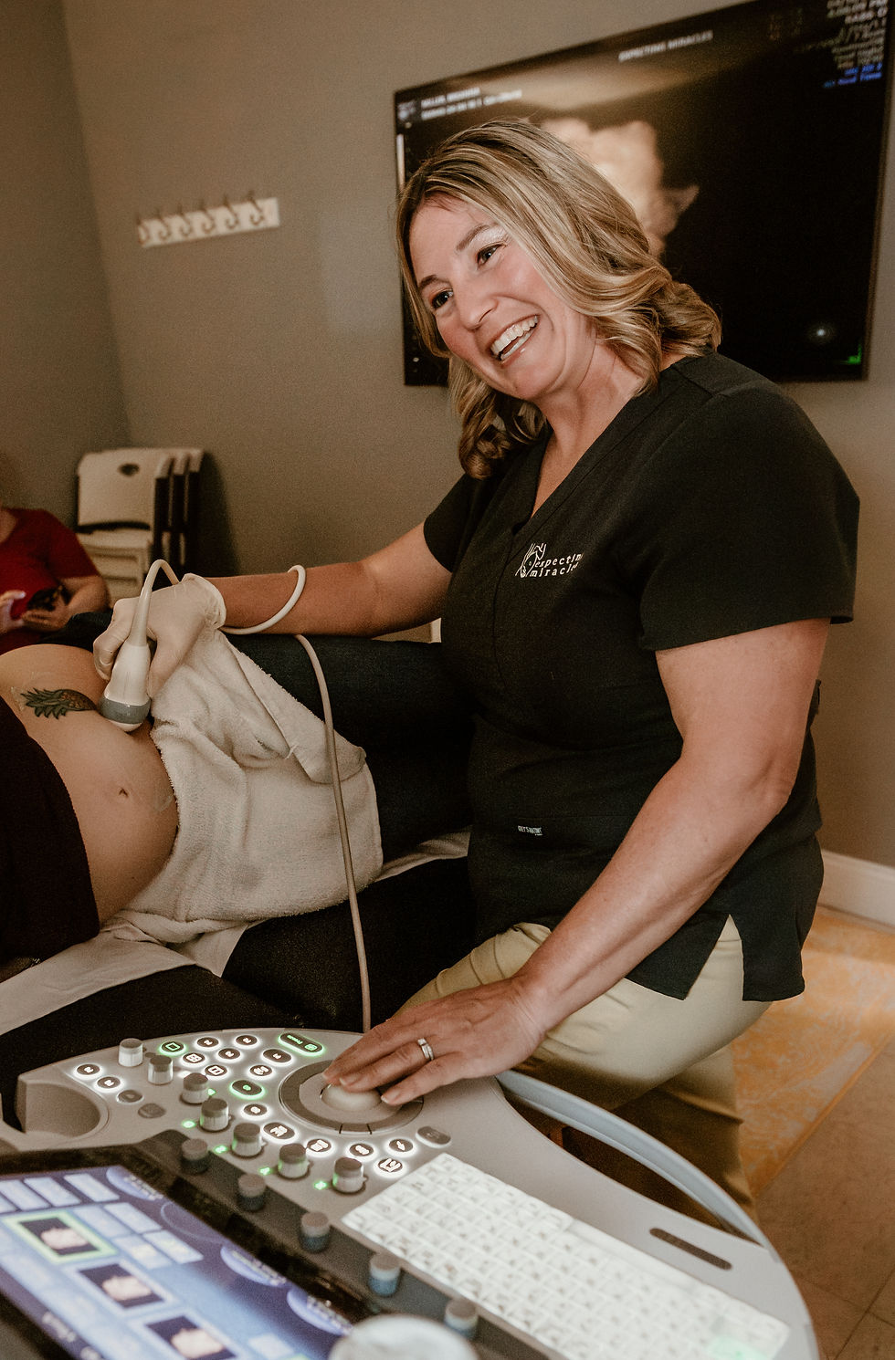 Adrienne of expecting miracles preforms an elective ultrasound on a pregnant mother in Newark Delaware