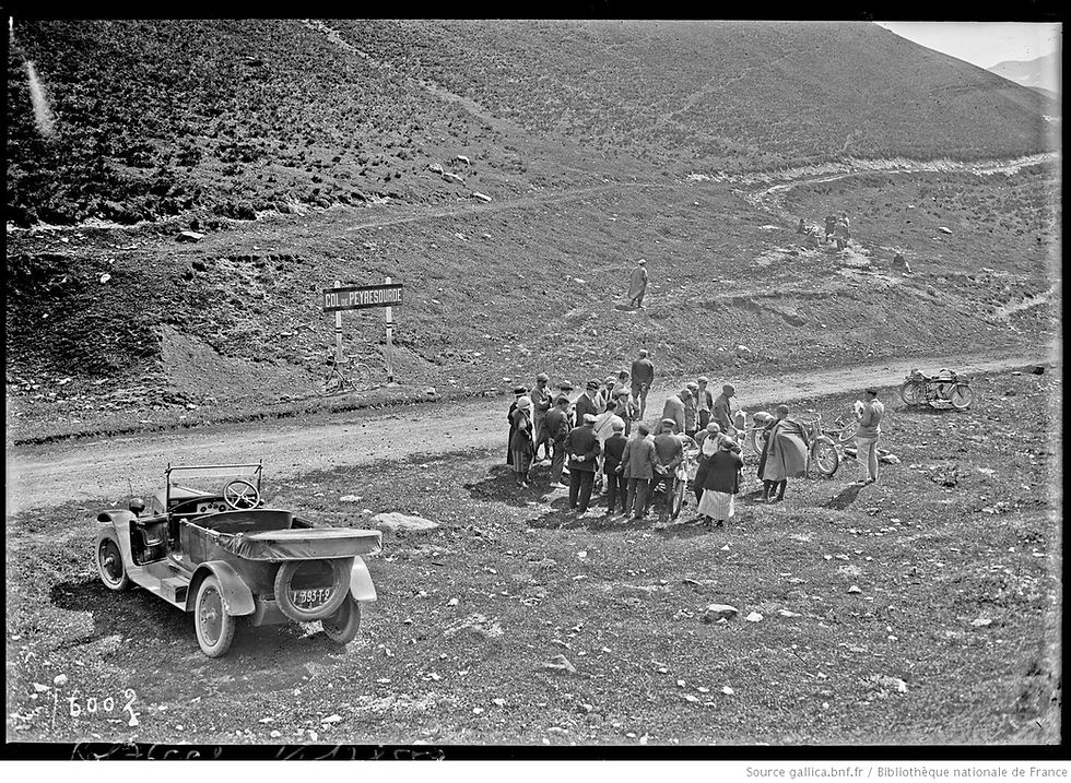 Des spectateurs qui attendent les coureurs au sommet du col en 1922