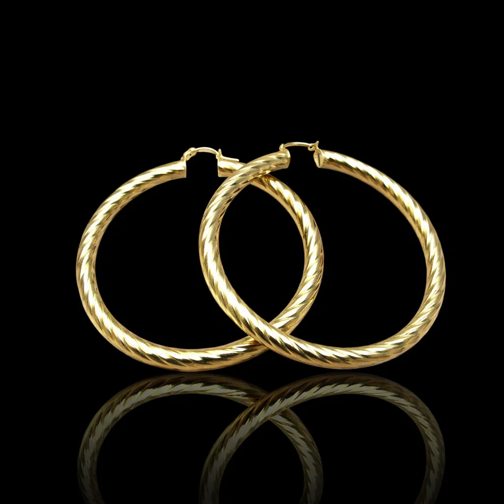 Majesté Aura Radiance – Diamond-Cut Hollow Hoop Earrings d’Or