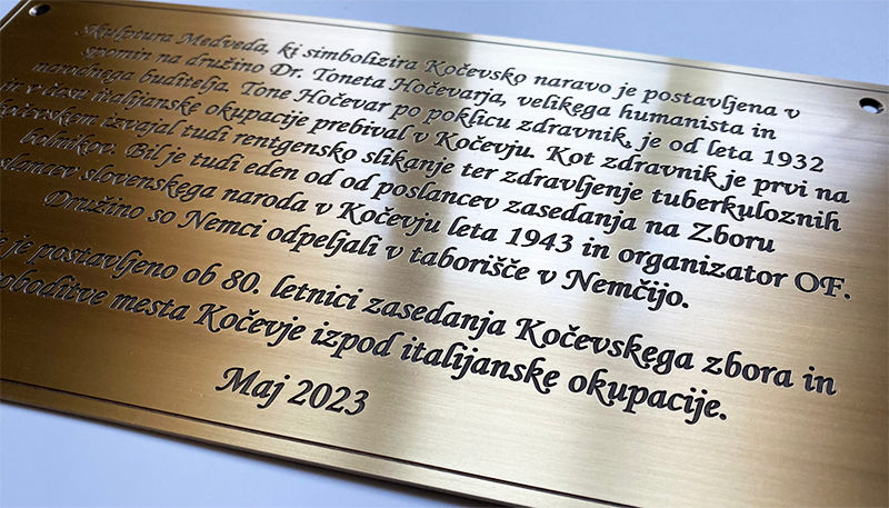 Spominska plošča iz medenine