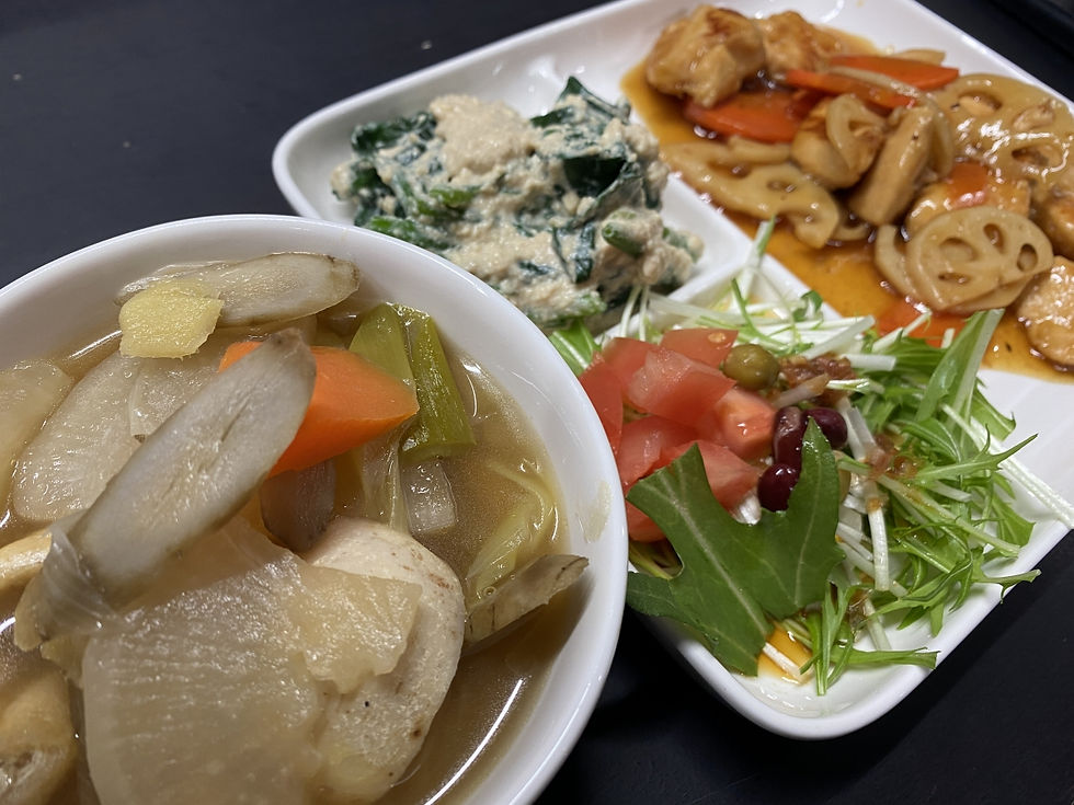 けんちん汁・鶏むね肉と根菜の甘酢あんかけ・ほうれん草の白和え・サラダ