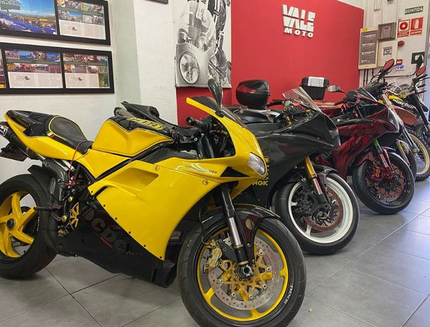 Exposición de motos del taller Vale Moto