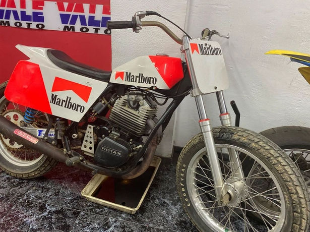 Moto decorada de Marlboro