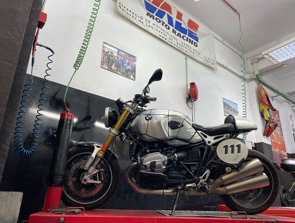 Moto BMW nineT plateada