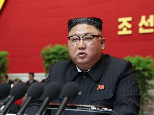 Prohíbe Kim Jong-un uso de jeans ajustados en Corea de Norte