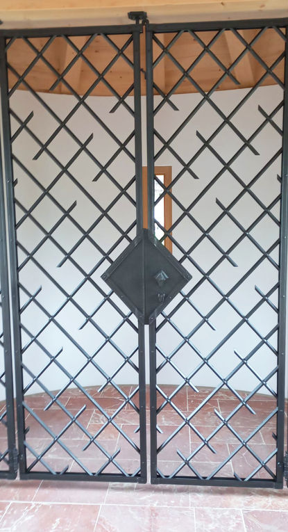 verschließbares Eisentor für Kapellenraum, modern geschmiedet