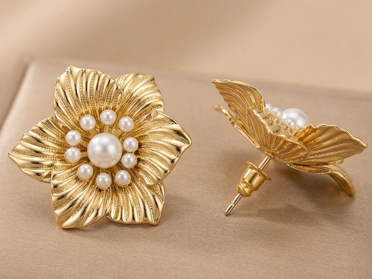 Aro dorado flor con micro perlas y perla central 