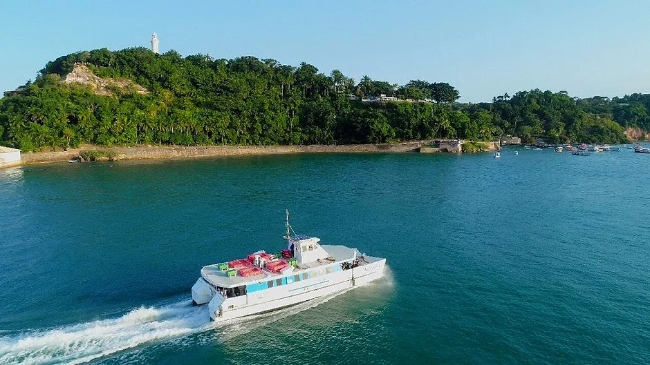 catamara chegando em morro de sao paulo bahia