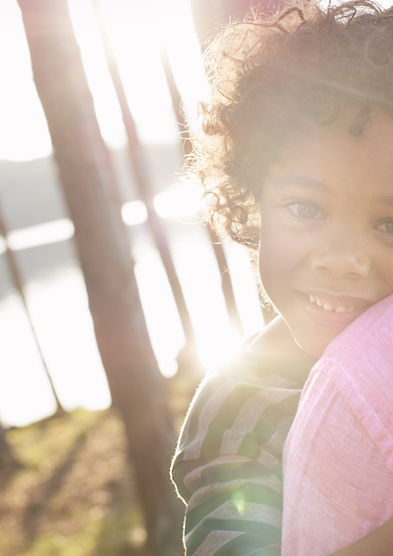 L'homme portant un enfant dans les bras