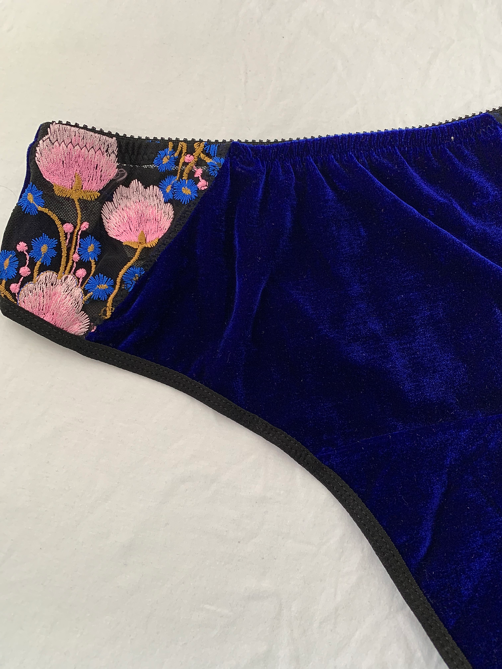 Miniatura: Bikiniless Florecer