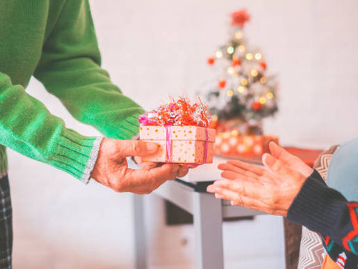 The Art of Holiday Gift Giving: A Comprehensive Plantation Oaks Guide