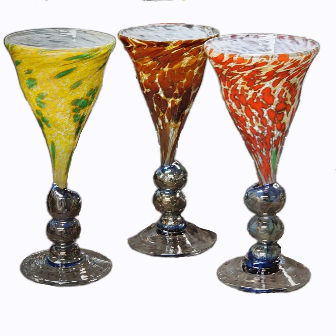 Hvitt drammeglass med prikker