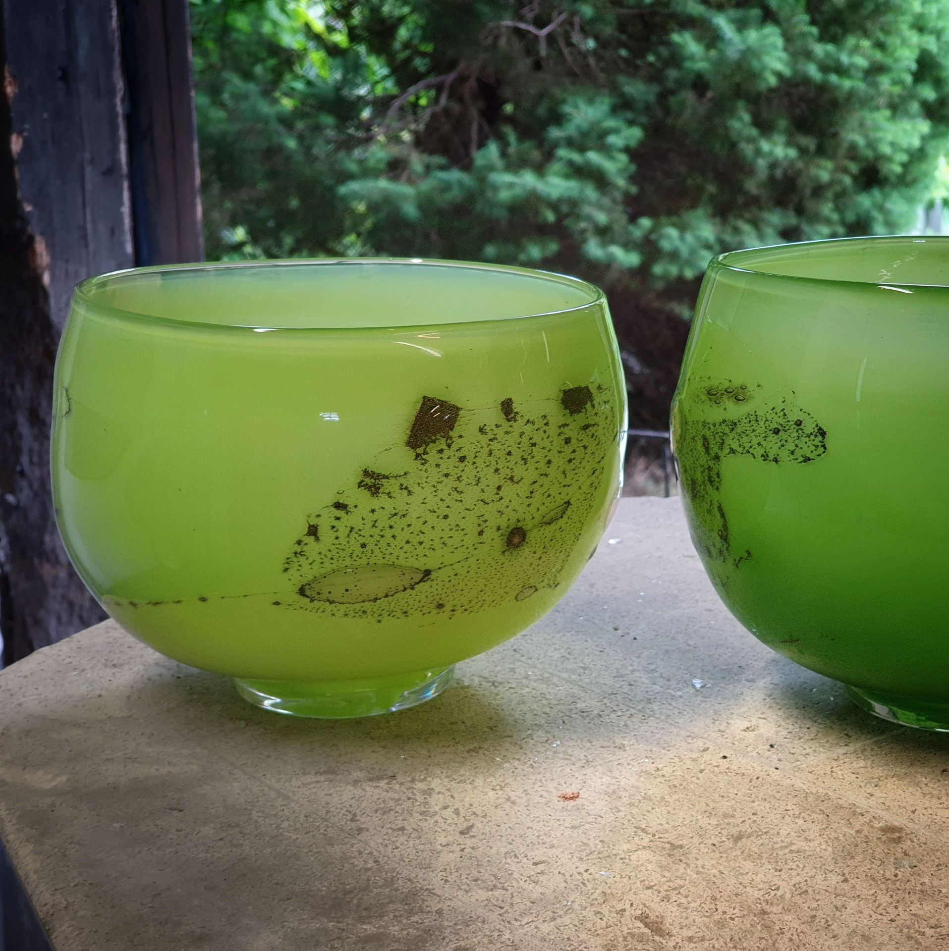 Grønn bolle med metall nett