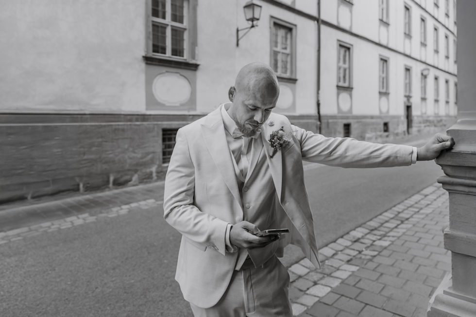 Standesamtliche Trauung in Bamberg - Bräutigam wartet beim "First Look" auf die Braut
