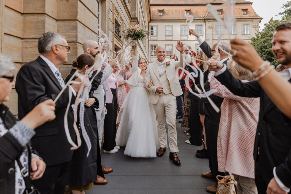 Standesamtliche Trauung in Bamberg - Auszug des Brautpaars aus dem Standesamt durch ein Spalier