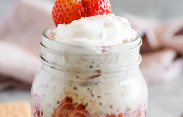 Strawberry cheesecake overnight oats!
