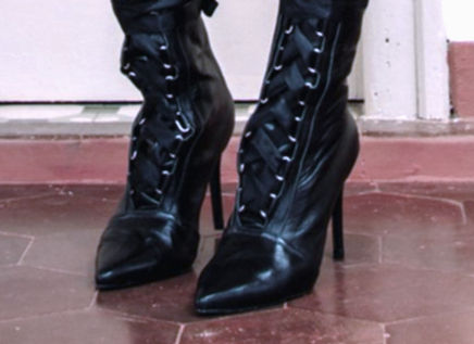 Pointy black boots, photo by Elias Decarvalho