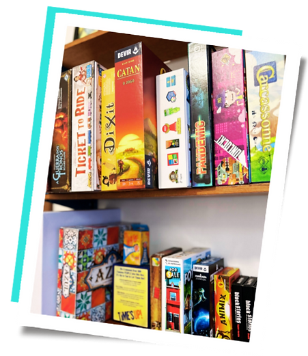 Estante com board games, jogos de tabuleiro para aluguel, ticket to ride, dixit, catan, magic maze, pandemic, unlock, carcassonne, azul, Bang,
