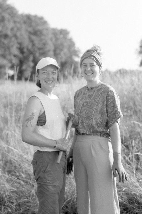 Deux productrices de plantes aromatiques et médicinales dans leur ferme