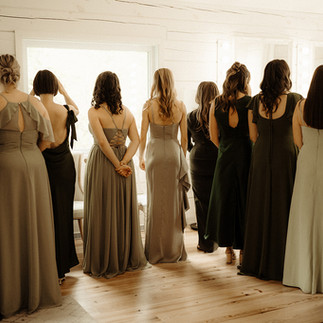 Demoiselles d'honneur de dos avant le first look