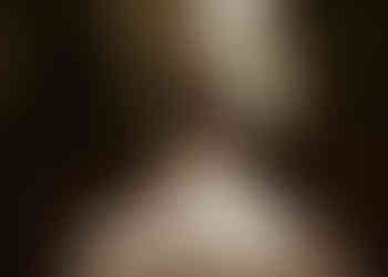 Couple de femmes mariées qui s'embrassent