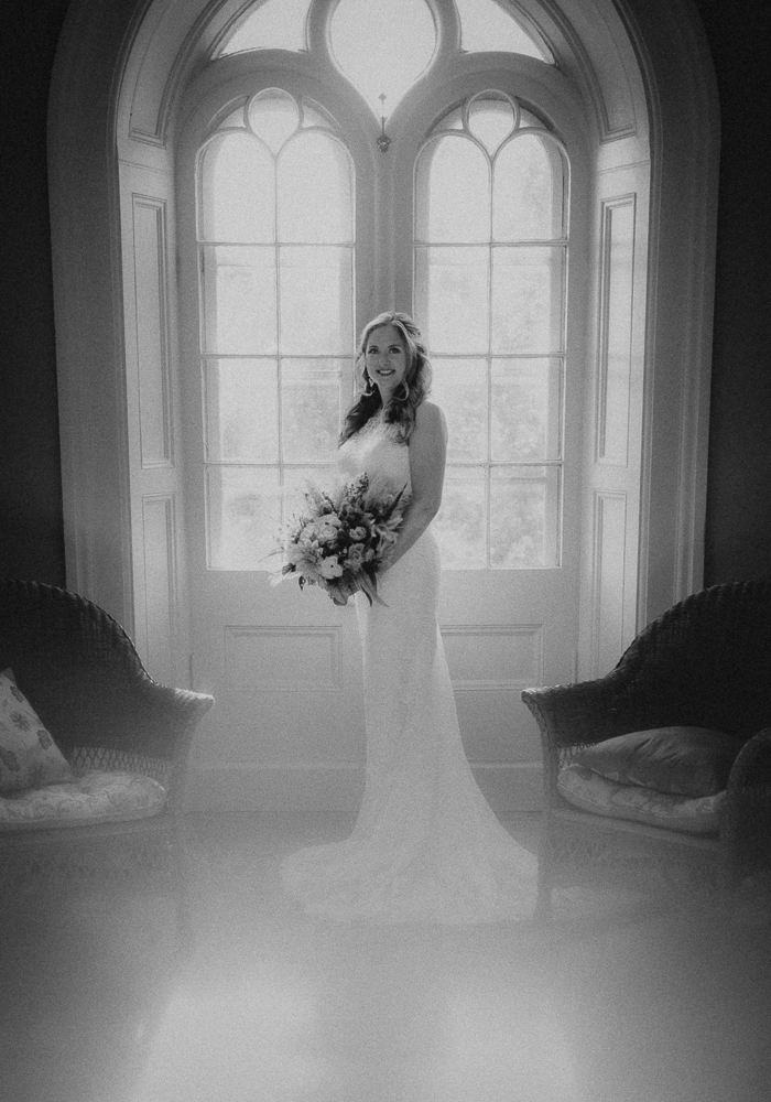 Mariée qui souri à la caméra, bouquet à la main au Strathmere