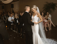 Cérémonie de mariage, couple qui se tiennent les mains