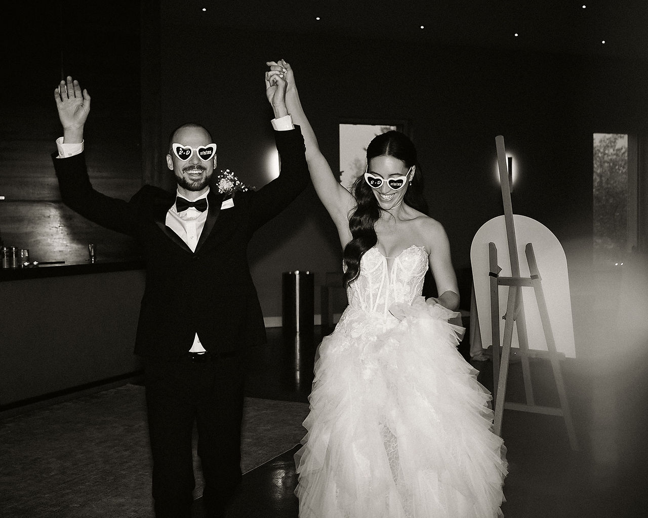 Couple de mariés qui font leur entrée lors de la réception de mariage