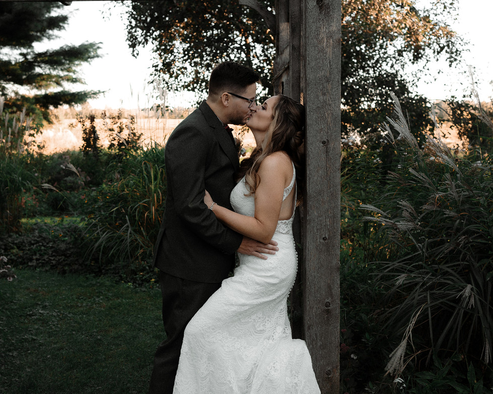 Couple mariés qui s'embrassent à leur mariage