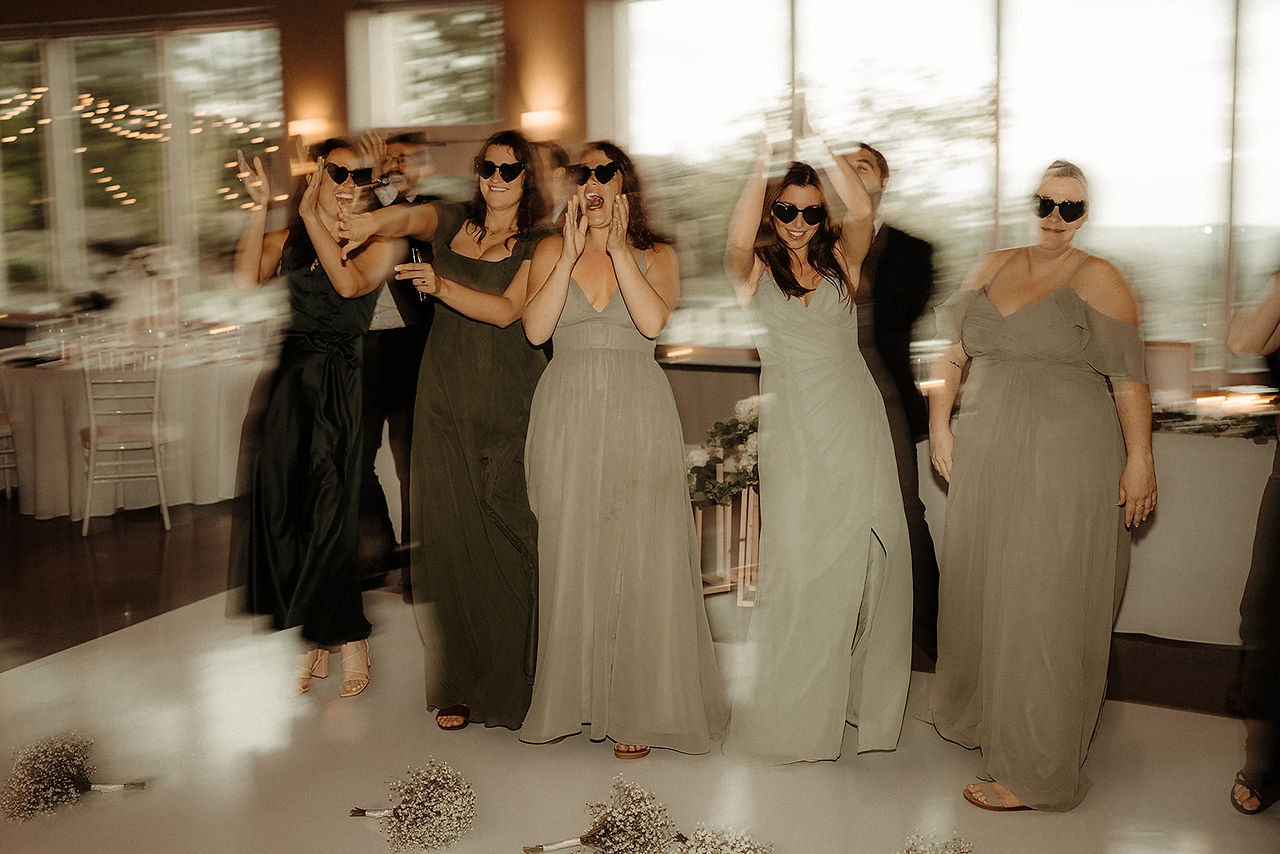 Demoiselles d'honneurs qui dansent lors du party de mariage