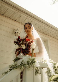 Mariée et son bouquet chartreuse et bourgogne