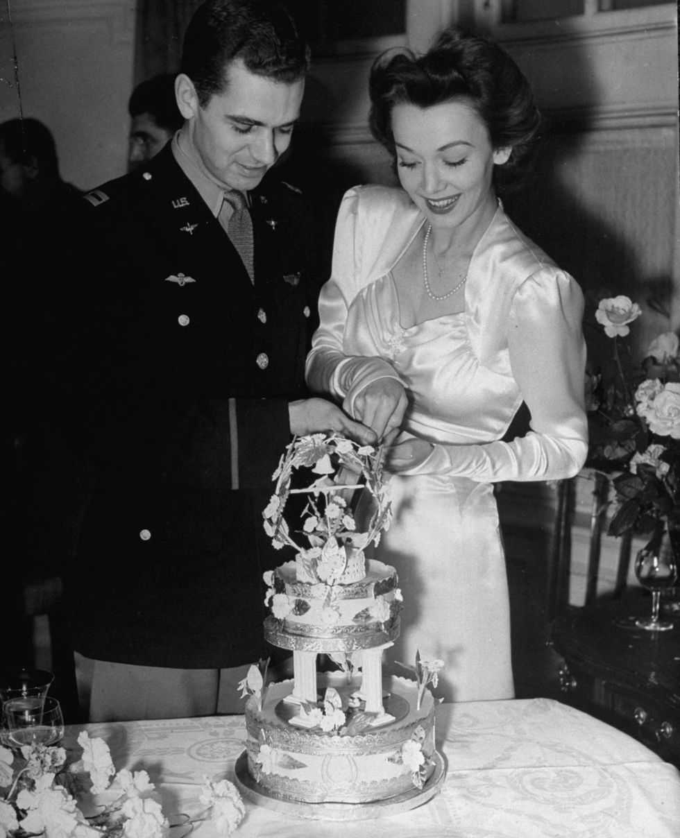 Wartime weddings - 1940's wedding cake