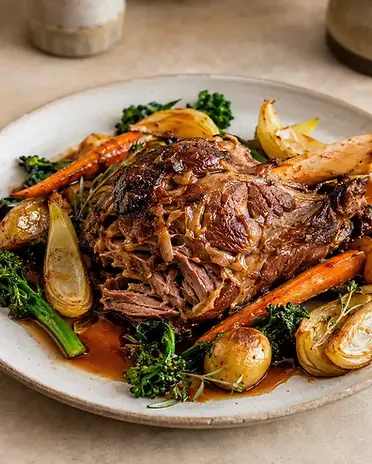 Épaule d’agneau confite, jus et légumes rôtis – Menu Bistronome