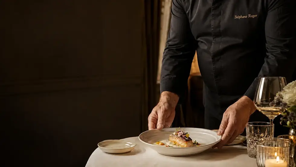 Stéphane Roger, chef privé, servant une assiette lors d’un dîner privé à domicile
