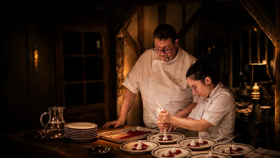 Chef privé et membre de son équipe dressant des assiettes pendant un séjour dans une propriété privée