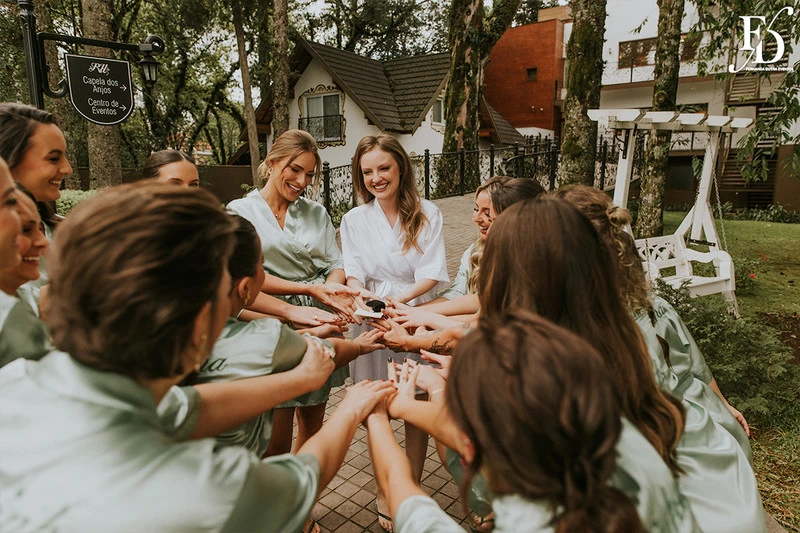 casamento destination wedding no hotel ritta hoppner em gramado com decoração clássica, elegante e botânica em tons de branco verde e fendi por life eventos especiais