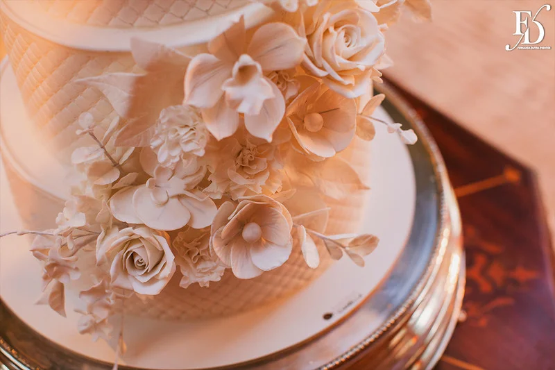 casamento com cerimônia realizada às 15h na Basílica Nossa Senhora das Dores em Porto Alegre e recepção no Alto da Capela. Coquetel na área externa embalado com jazz e por-do-sol, jantar formal, decoração exuberante e linda, em estilo botânico e muitas cores, luxuoso e lindo, por Life Eventos Especiais