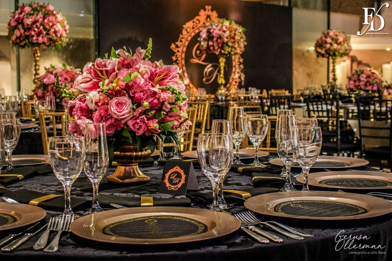 casamento com decoração luxuosa na praça dos fundadores do grêmio náutico união em porto alegre em tons de dourado preto e rosa sofisticado clássico e elegante por life eventos especiais cerimonialista em porto alegre cerimônia na igreja são pedro