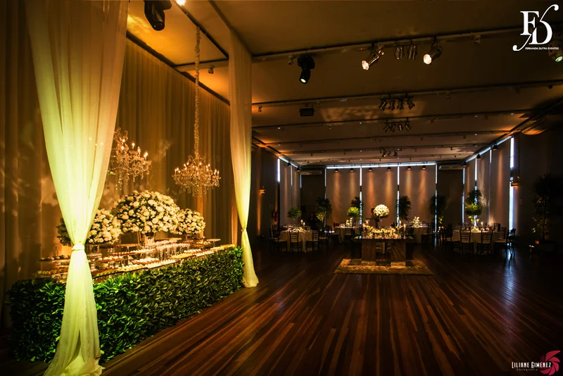 casamento destination wedding com cerimônia e festa na casa vetro em porto alegre com a cerimônia realizada na parte interna da casa com decoração clean elegante e clássica em branco e verde por life eventos especiais destination wedding em porto alegre cerimonialista em porto alegre