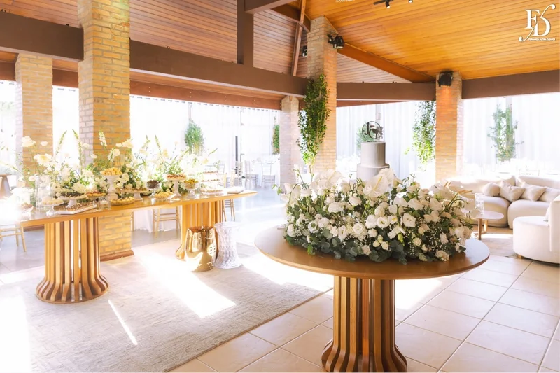 casamento no espaço paraíso em porto alegre com decoração estilo europeu european stylling com flores brancas, tons neutros visual claro e elegante 