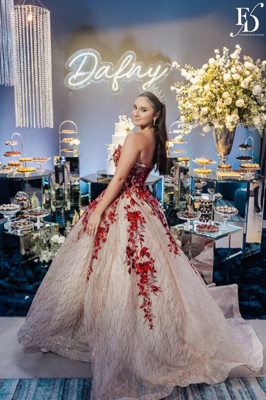 festa de 15 anos nas cores azul e branco com decoração moderna com cristais e espelhos por life eventos especiais assessoria e cerimonial de festas de 15 anos em porto alegre