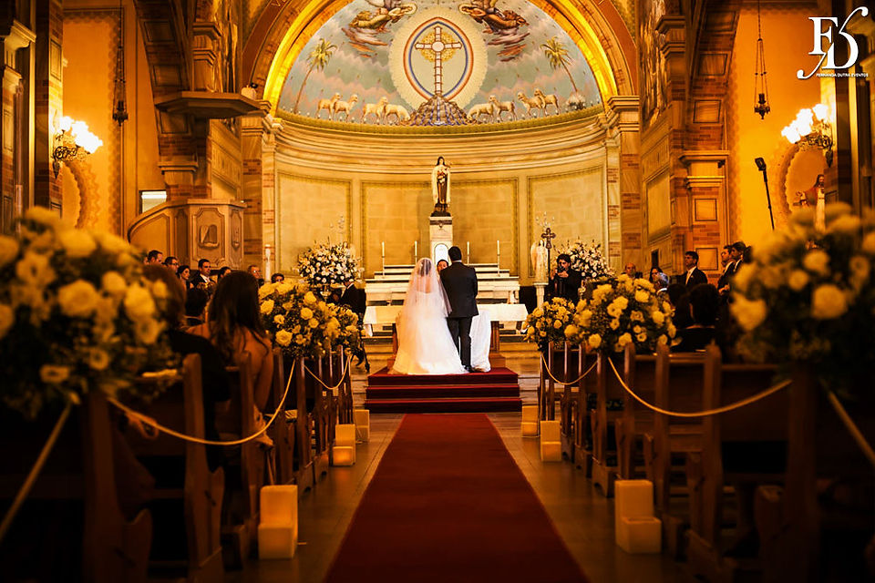 Casamento com cerimônia na Igreja Santa Teresinha do Menino Jesus, em Porto Alegre, e recepção na Merci Casa de Eventos, com projeto de decoração delicado, romântico, em estilo rústica, com a paleta do marrom, nude e amarelo.