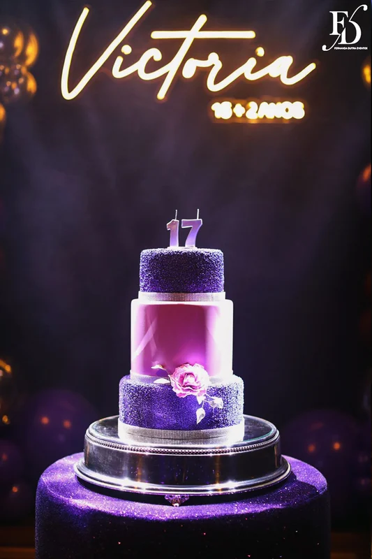 festa de aniversario de 15+2 evento adiado por 2 anos realizado na casa vetro em porto alegre com decoração moderna sofisticada luxuosa em tons de lilás e prata por life eventos especiais cerimonialista para festas de 15 anos em porto alegre