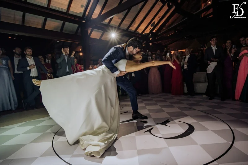 casamento no alto da capela em porto alegre com decoração elegante sofisticada delicada em verde e branco por life eventos especiais dança dos noivos