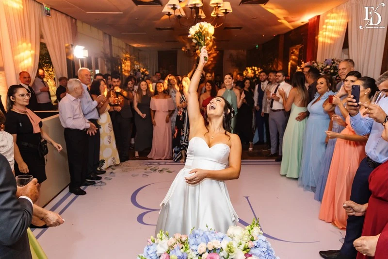 festa de casamento no salão boa vista da associação leopoldina juvenil em porto alegre momento do bouquet