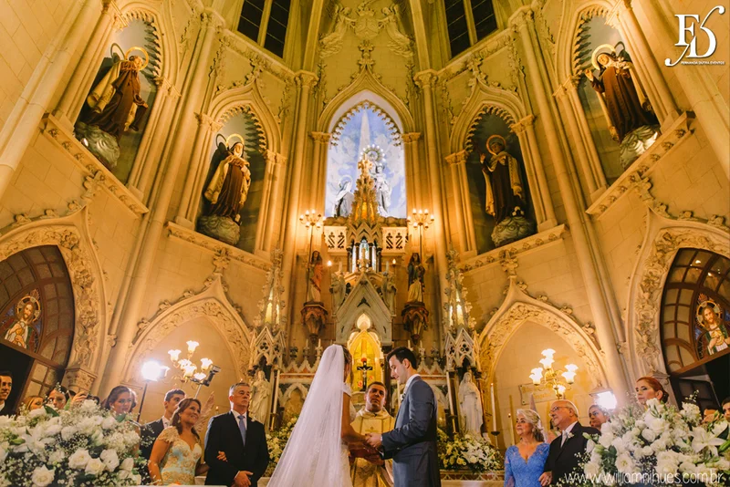 casamento luxuoso no clube veleiros do sul em porto alegre com decoração em dourado fechamento do teto em voil e espelhos venezianos cerimônia na igreja santa teresinha e santíssimo sacramento na redenção com organização e cerimonial de fernanda dutra da life eventos especiais organizadora de eventos em porto alegre